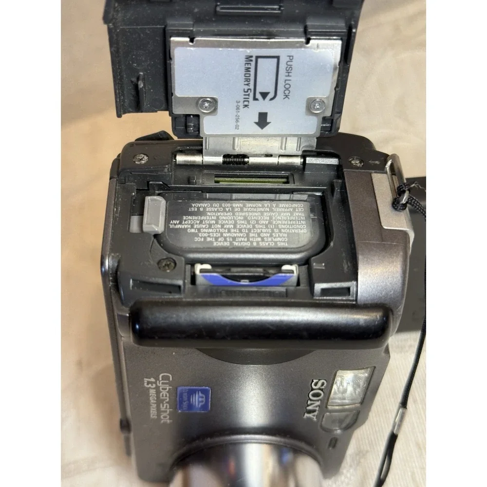Sony Cyber-shot DSC-S30 1.3MP Digital Camera Vintage. 6 X Zoom. Not Tested